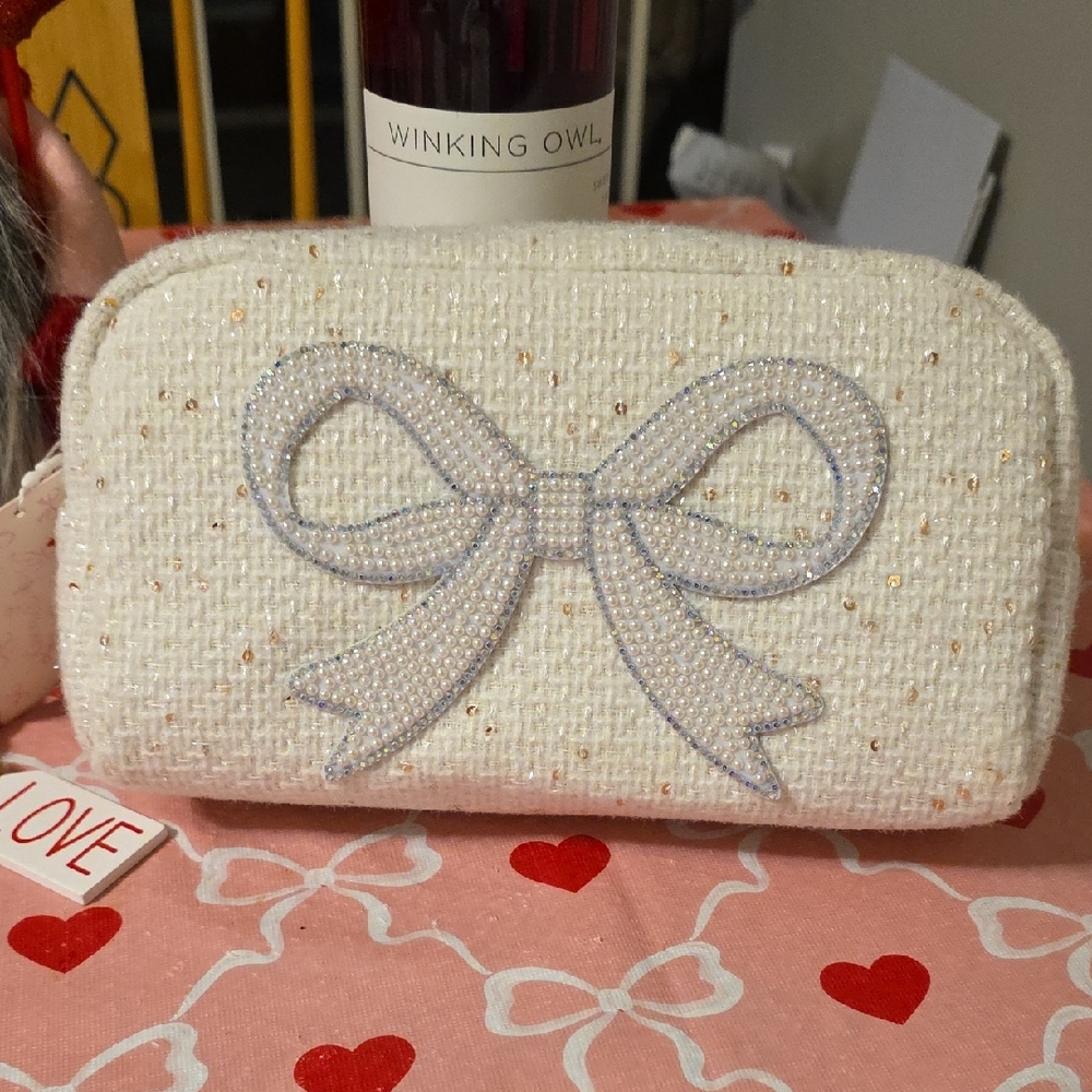 Elegant Cream Bow Clutch